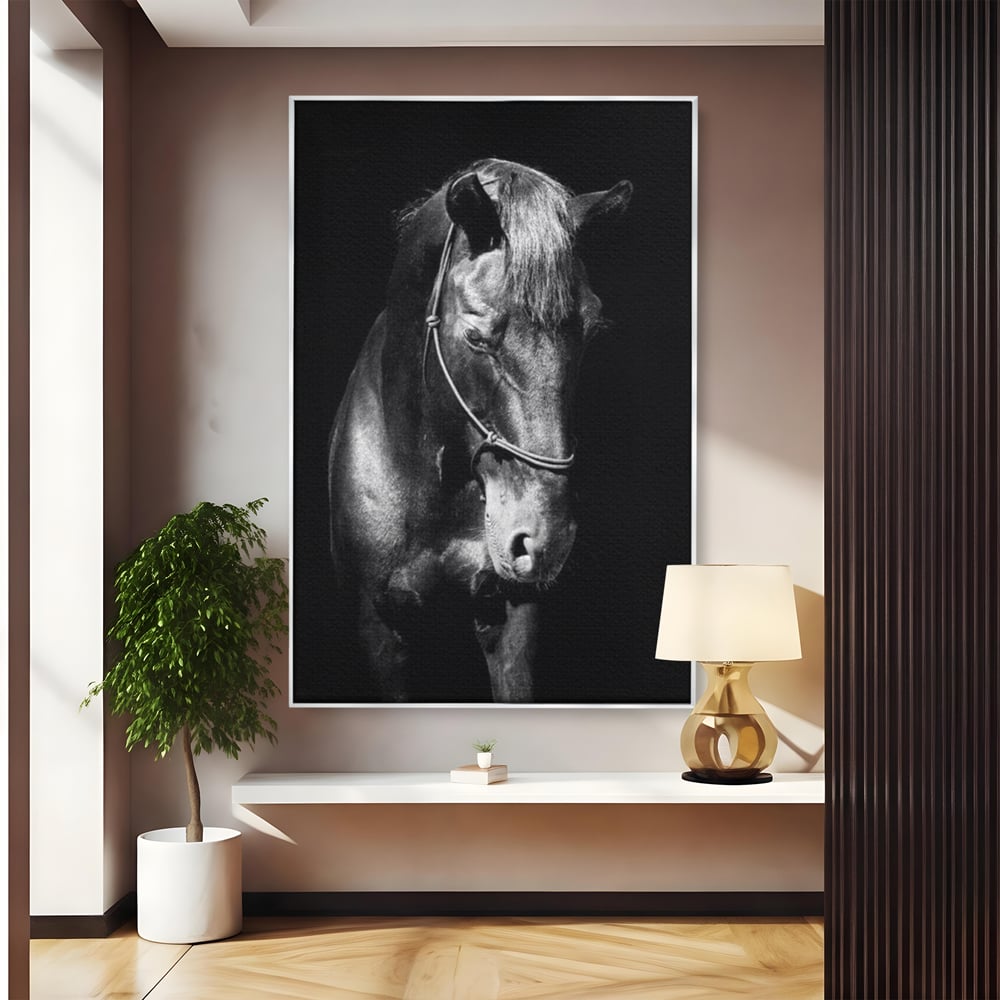 Tablou canvas cu tablou canvas cu un cal negru, in rama de aluminiu argintiu